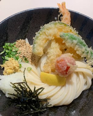 Japon mutfağı. Arka planda karides don