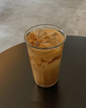 Masada buz küpleri olan buzlu kahve.