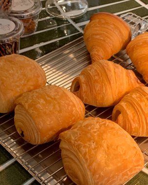 Fırında pişmiş kruvasan..