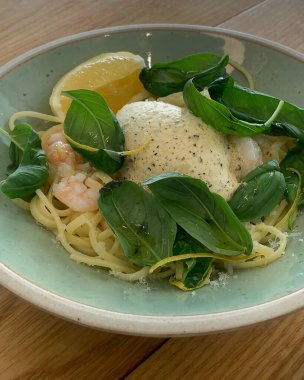 Karides ve yumurtalı makarna.