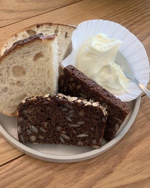 Tereyağlı ve kremalı ekmek