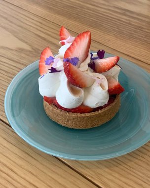 Taze çilekli cheesecake.