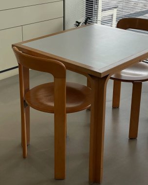 Modern bir otelin içinde.