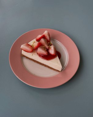 peynirli kek çilek plaka ile.