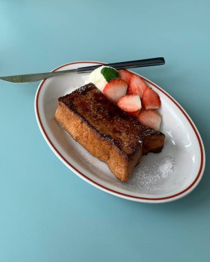 Lezzetli çikolatalı pasta plaka üzerinde