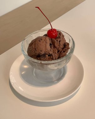 Beyaz arka planı olan cam bardakta çikolatalı krema..