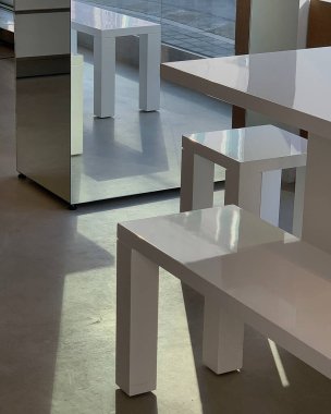 Boş masa ve sandalyeler yere.