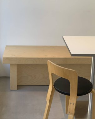 Tahta masa ve sandalyeler.