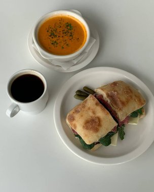 Jambonlu lezzetli sandviç.