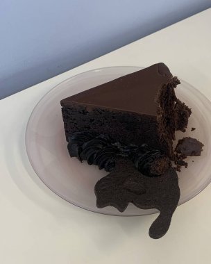 Beyaz arka planda bir parça siyah pasta.