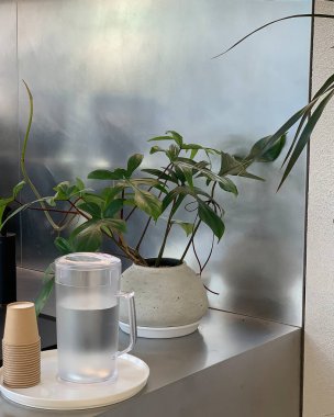 kahve fincanı ve çaydanlık masada çiçekler.