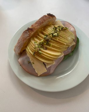 Bir tabak jambonun dikey görüntüsü.