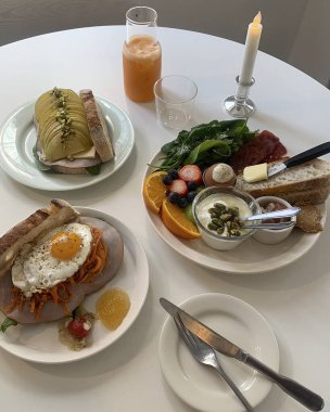 Meyve ve sebzeli lezzetli kahvaltı.