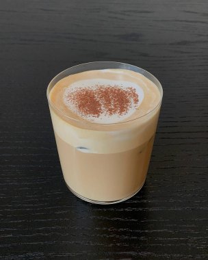 Bir fincan kahve ve beyaz arka planda bir kahve.