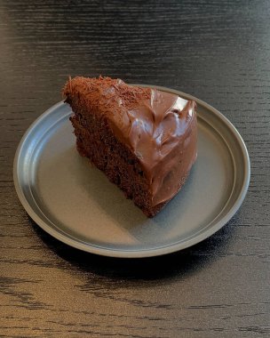 Masada çikolatalı pasta ve çikolata.