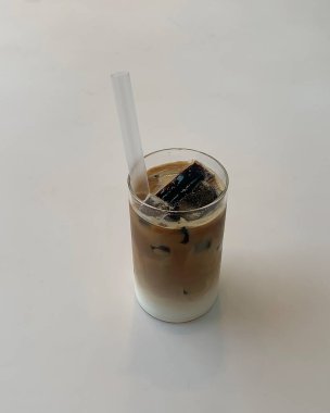 Bir bardak buzlu sade kahve.