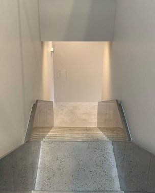 Beton zeminli modern binanın iç görünümü