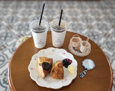 kahve ve kekler bir fincanla ahşap bir masada.