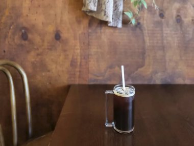 Kahve fincanı ve kahve sabah restoranda masanın üstünde.