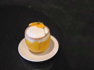 Tahta bir masada, bardakta dondurma.