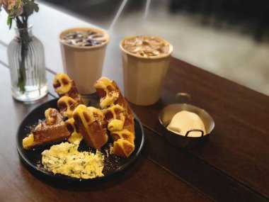 Kahve ve kruvasanla kahvaltı.