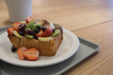 Taze meyve, çilek, yabanmersini ve tostla lezzetli ve sağlıklı bir kahvaltı.