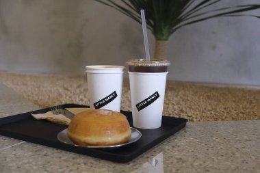 kahve fincanı ve kahve tahta masada.