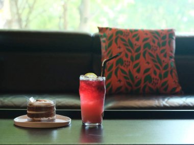 Bir fincan kahve ve masada bir bardak çay.