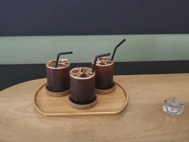 Süt ve buzlu buzlu çay.