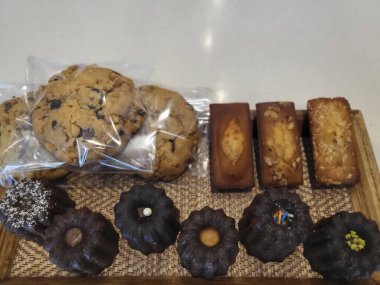 Çikolatalı ve fındıklı lezzetli kurabiyeler.