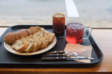 Ekmek ve reçelli kahve.