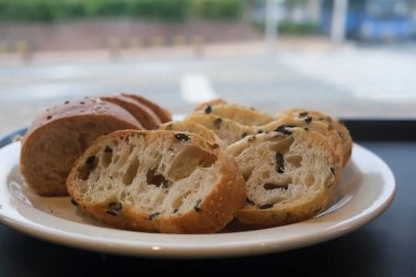 Tahta bir masada ekmek.