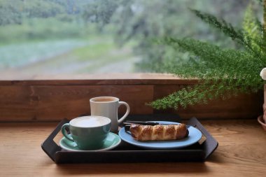 Kafede kahve masalı bir fincan kapuçino.