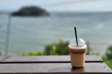 Kumsalda bir bardak kahve.