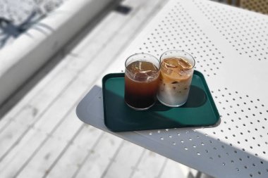 Bir bardak taze soğuk kahve ve buz.