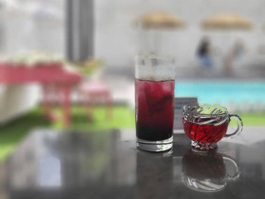 Masada buzlu kırmızı şarap kadehi