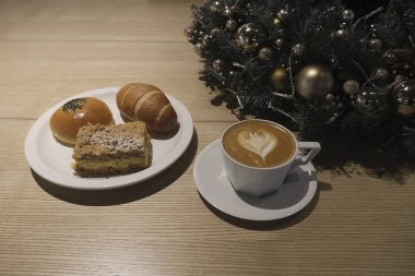 Bir fincan kahveyle Noel ağacı