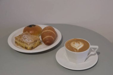 kahve ve kruvasan masada.