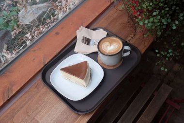 Masanın üzerinde bir fincan kahve.