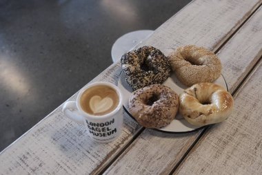 Çörek ve kruvasan ile kahve fincanı.