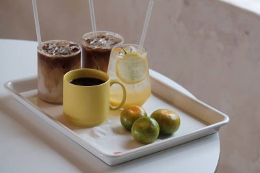 Sütlü buzlu kahve, buzlu kahve. Elinde bir bardak buzlu kahve tutan kadın..