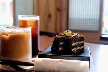 kahve fincanı ve kek ahşap masada