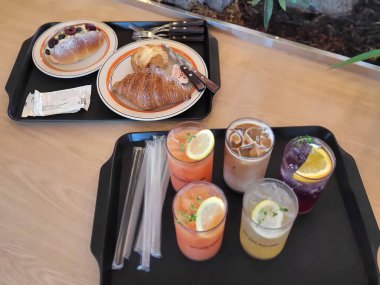 Lezzetli taze meyveli krep.