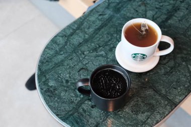 Masanın üzerine siyah kahve.