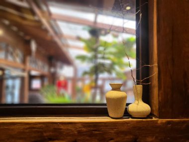 Modern bir binanın içinde.