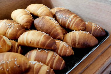 Masada taze ekmek var.