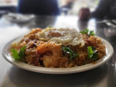 Tavuklu eriştenin mutfak fotoğrafı.