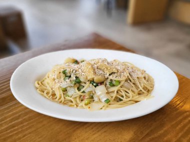 Tavuk, peynir ve sarımsaklı spagetti.