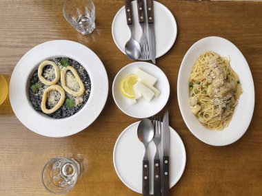 Somon ve peynirli makarna.