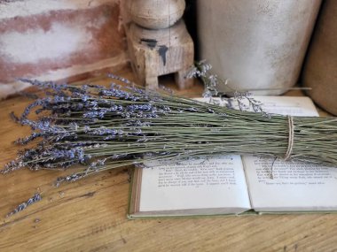 Tahta bir masanın üzerinde bir demet lavanta çiçeği.